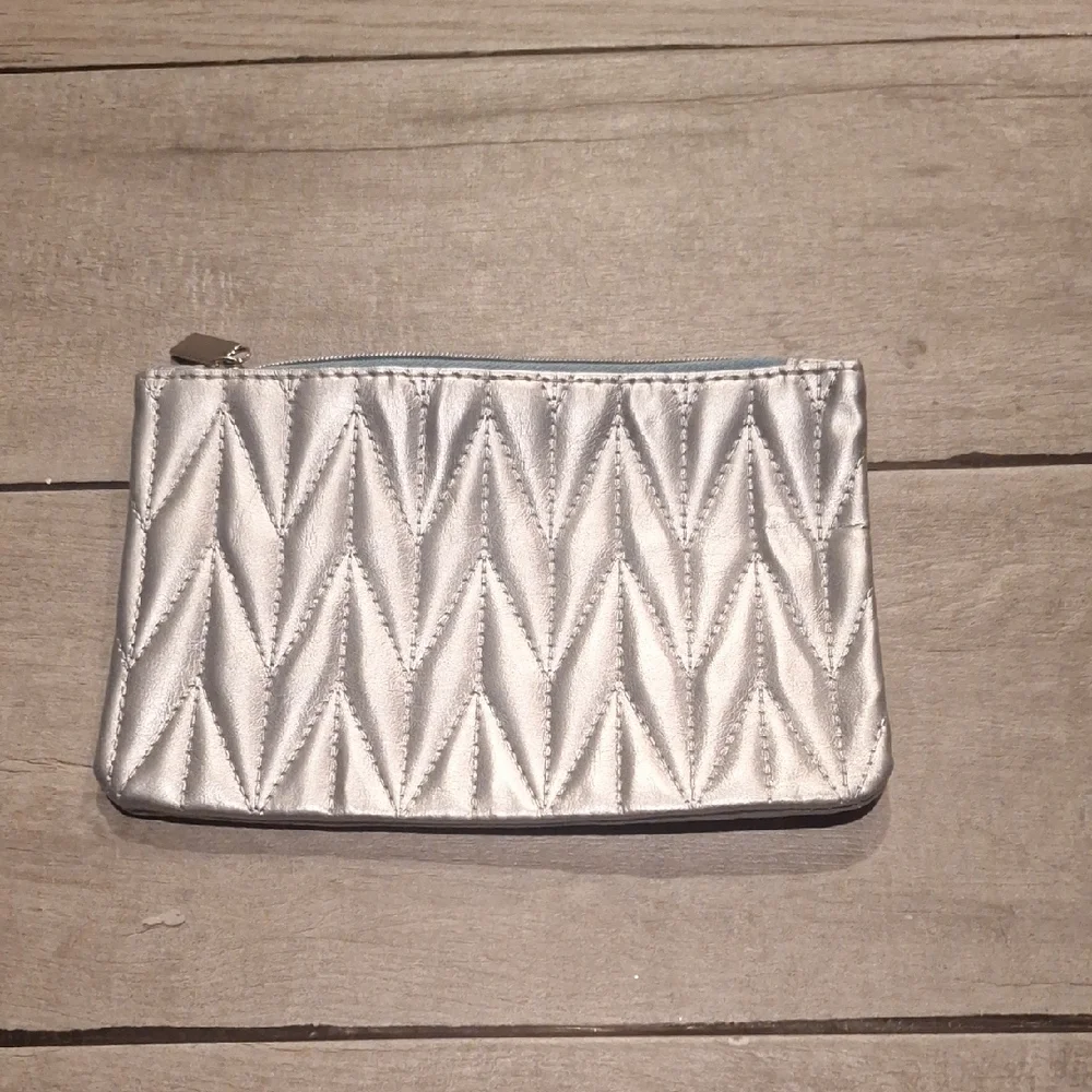 🐣Ipsy Silver Quilted Zip Pouch